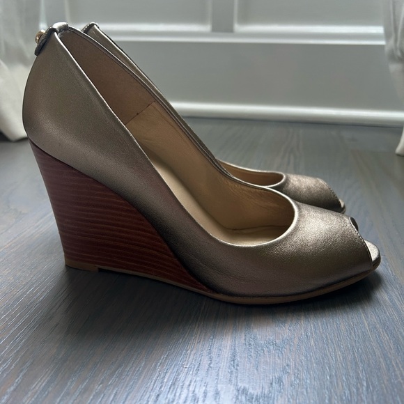 Stuart Weitzman Lille Metallic Gold Peep Toe Wedges Wood Stacked Heel - Picture 5 of 8